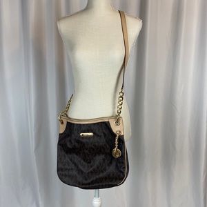Logo Michael Kors purse